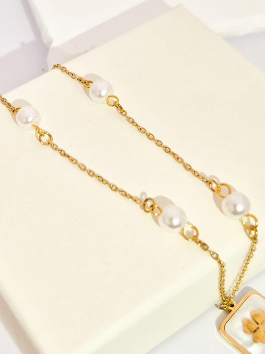 ANNAYA Four-Leaf Clover Pearl Necklace – Gold-Plated Pendant with Lucky Charm & Elegant Pearls