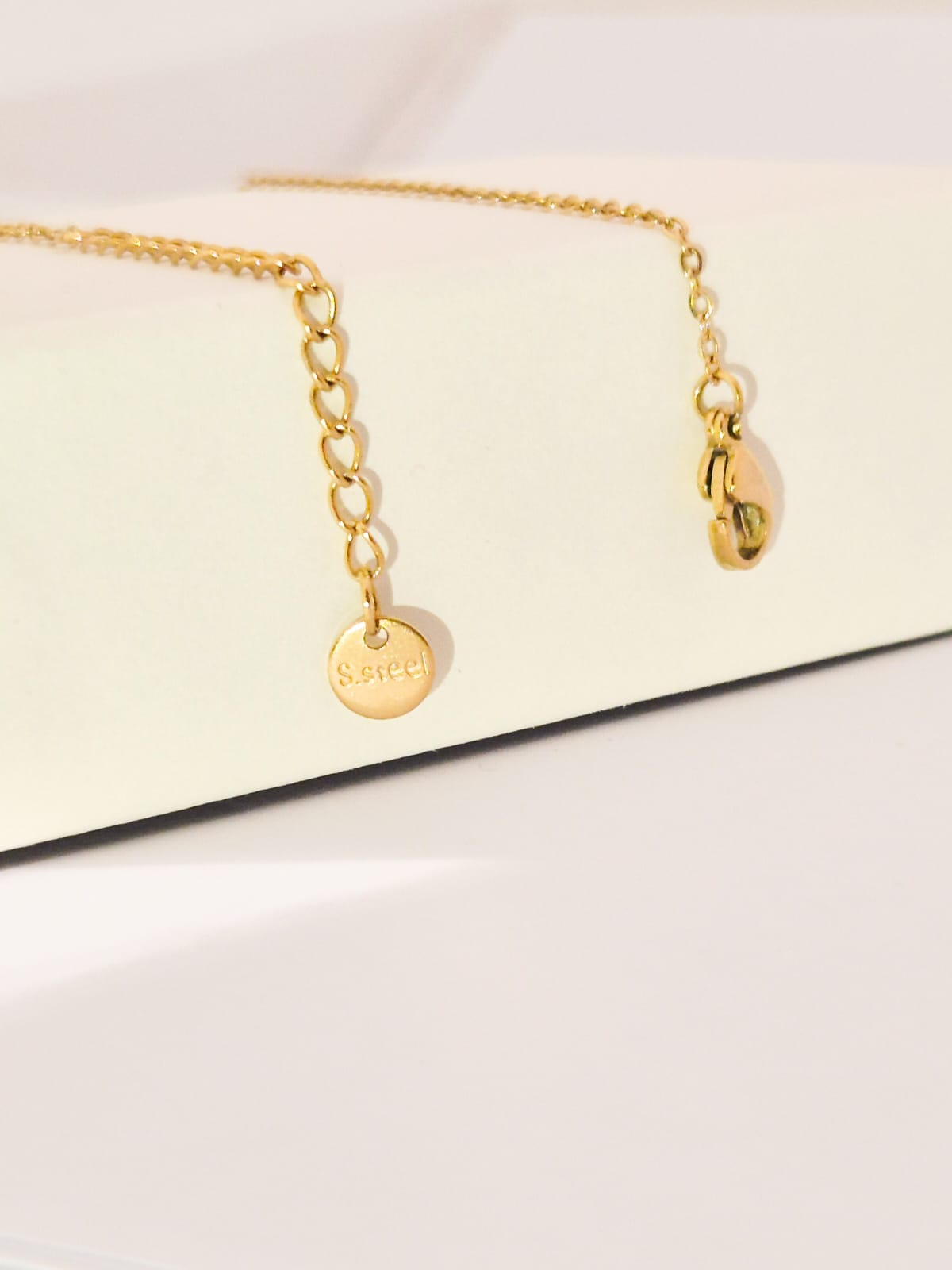 ANNAYA Four-Leaf Clover Pearl Necklace – Gold-Plated Pendant with Lucky Charm & Elegant Pearls