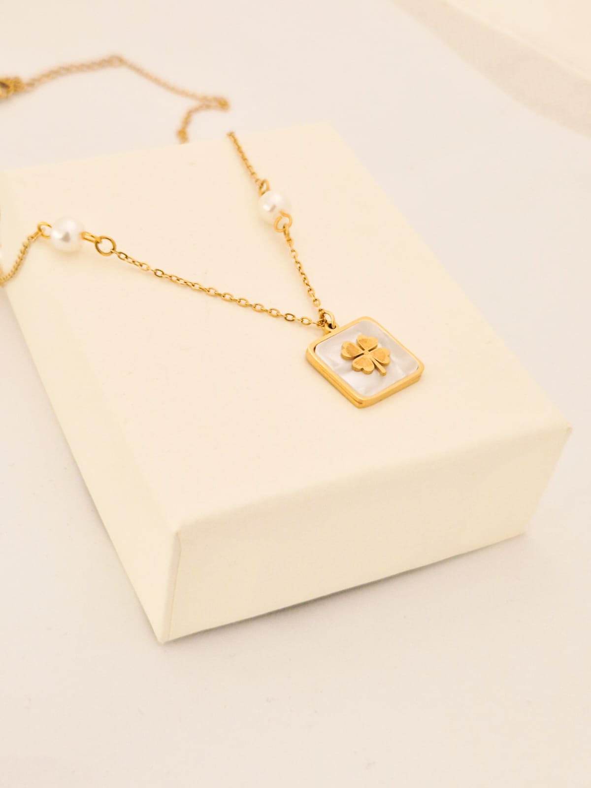 ANNAYA Four-Leaf Clover Pearl Necklace – Gold-Plated Pendant with Lucky Charm & Elegant Pearls